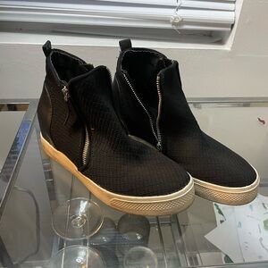 Steve Madden Black Wedges with Modern Design